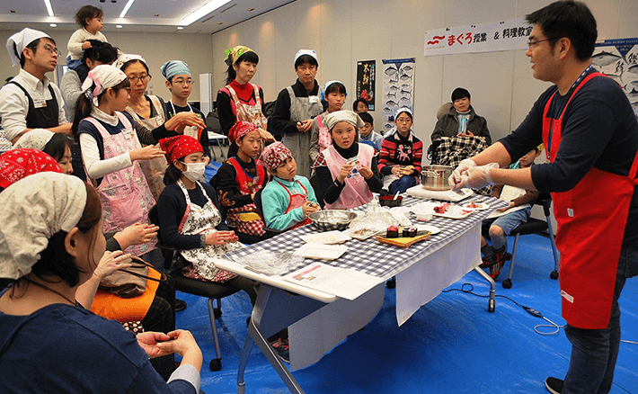 写真：「2016まぐろ親子料理教室」