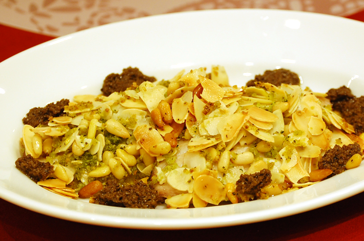 写真：鰺のアーモンドと松の実のシチリア風オーブン焼きオリーブのソース