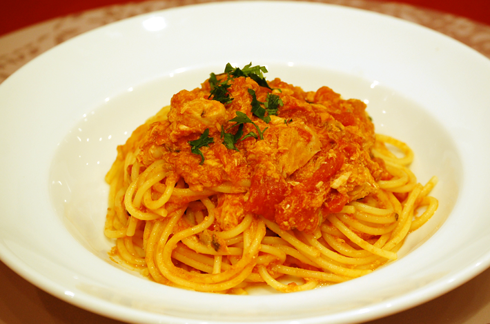 写真:鮭とトマトのシチリア風のパスタ